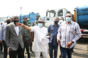 NDDC-Interim-Administrator-Efiong-Akwa-inspecting-waste-disposal-trucks-to-be-distributed-to-9-Niger-Delta-states-768×508
