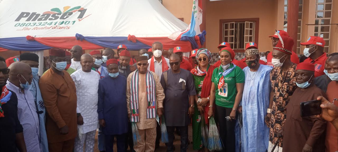 Enugu: Ex-PDP lawmaker, 3,000 others decamp to APC