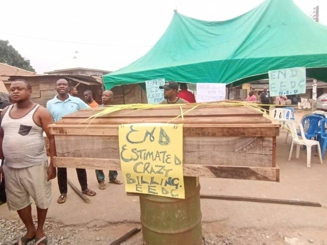Abia community protests ‘crazy’ electricity bills, dump coffin at EEDC office