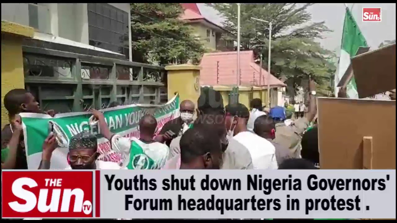 Youths shut down Nigeria Governors’ Forum headquarters in protest [VIDEO]