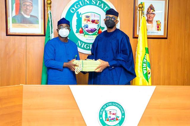 Governor-Dapo-Abiodun-receives-the-report-on-farmers-herders-crisis-in-Yewa