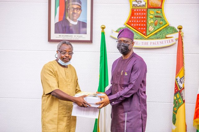 Makinde-receives-the-report-on-LAUTECH-from-Professor-Omole-