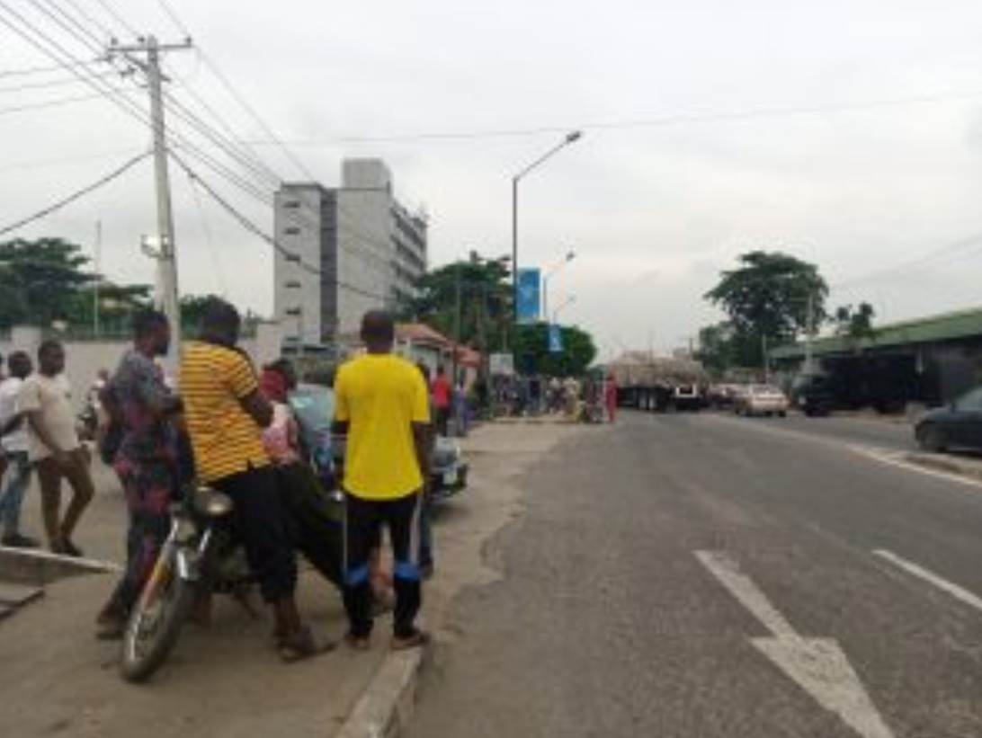 Some aggrieved APC members hanging around APC lagos State Secretariat on Saturday night