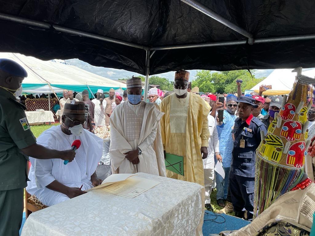 AbdulRazaq presents staff of office to new Olupo, preaches national unity