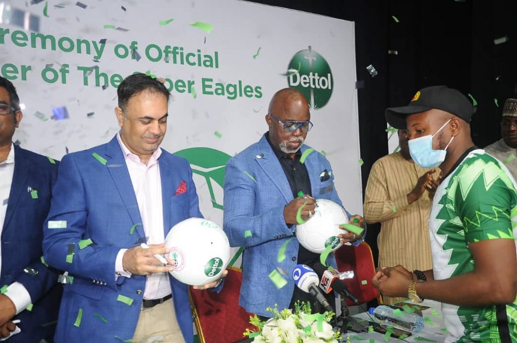 Dettol-Signing1