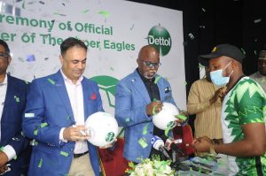 Dettol-Signing1