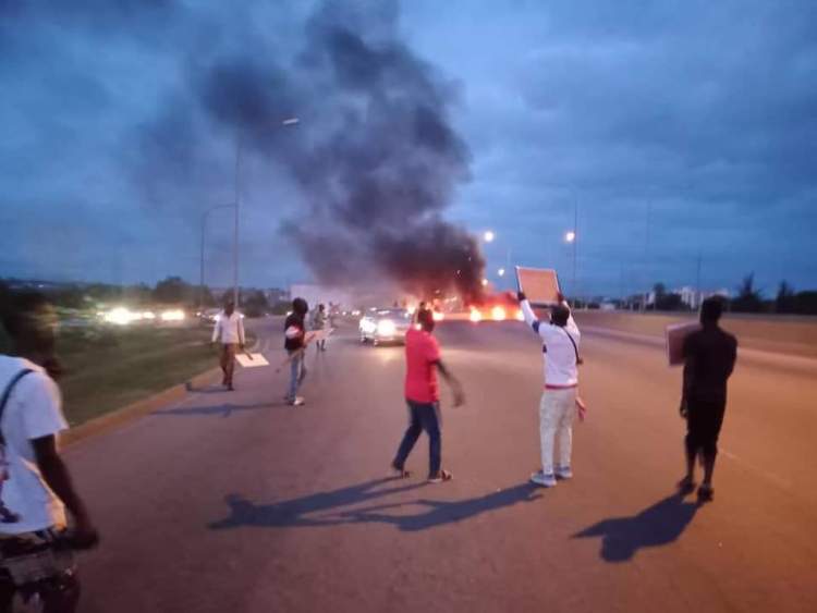 #RevolutionNow protesters cause panic as they block Abuja airport road