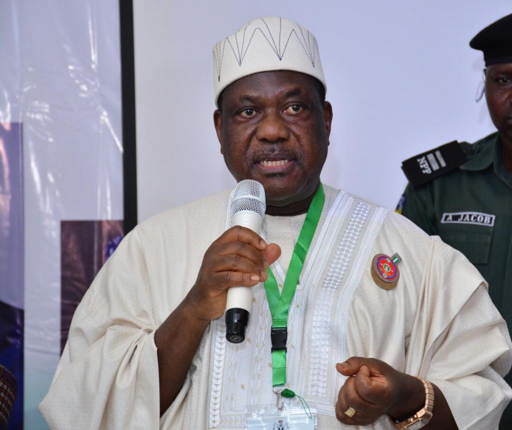 Hon.-Minister-of-Special-Duties-and-Intergovernmental-Affairs-Dr.-George-Akume-addressing-the-Retreat