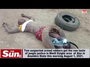 Mob sets two suspected armed robbers ablaze in Anambra (Graphic VIDEO)