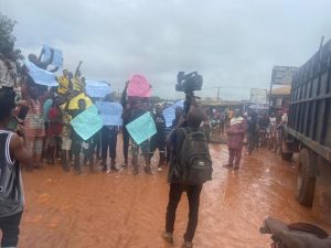 Edo: Landlords and residents protest bad state of Ekhehuan-Ugbuiyoko road