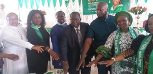 Dr Chike Akunyili (centre)