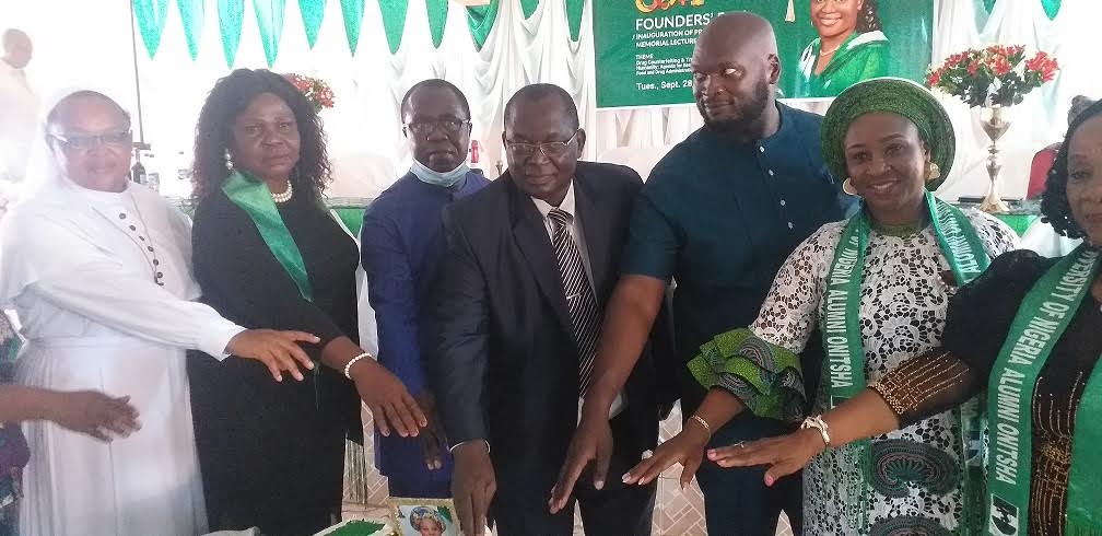 Dr Chike Akunyili (centre)