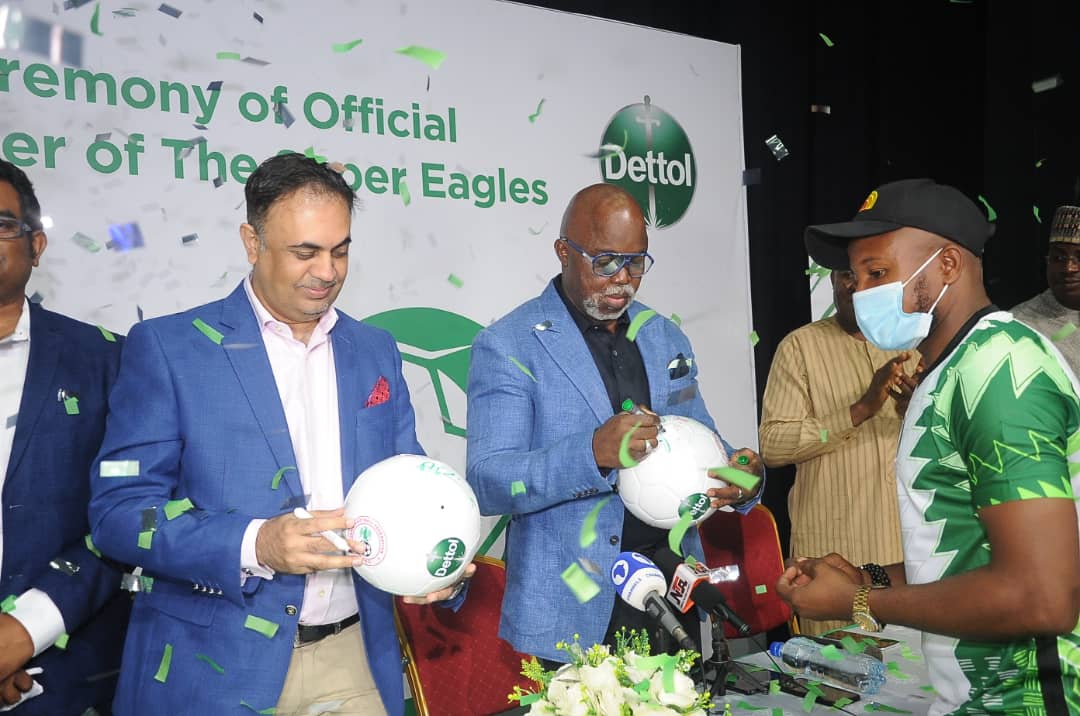 Dettol-Signing1