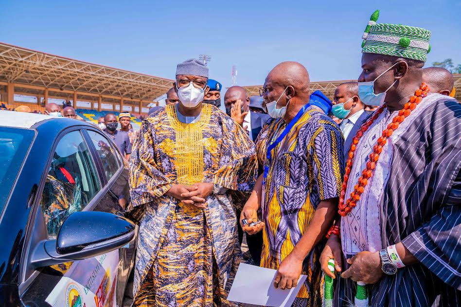 Fayemi presents cars, cash gifts to best teachers in Ekiti