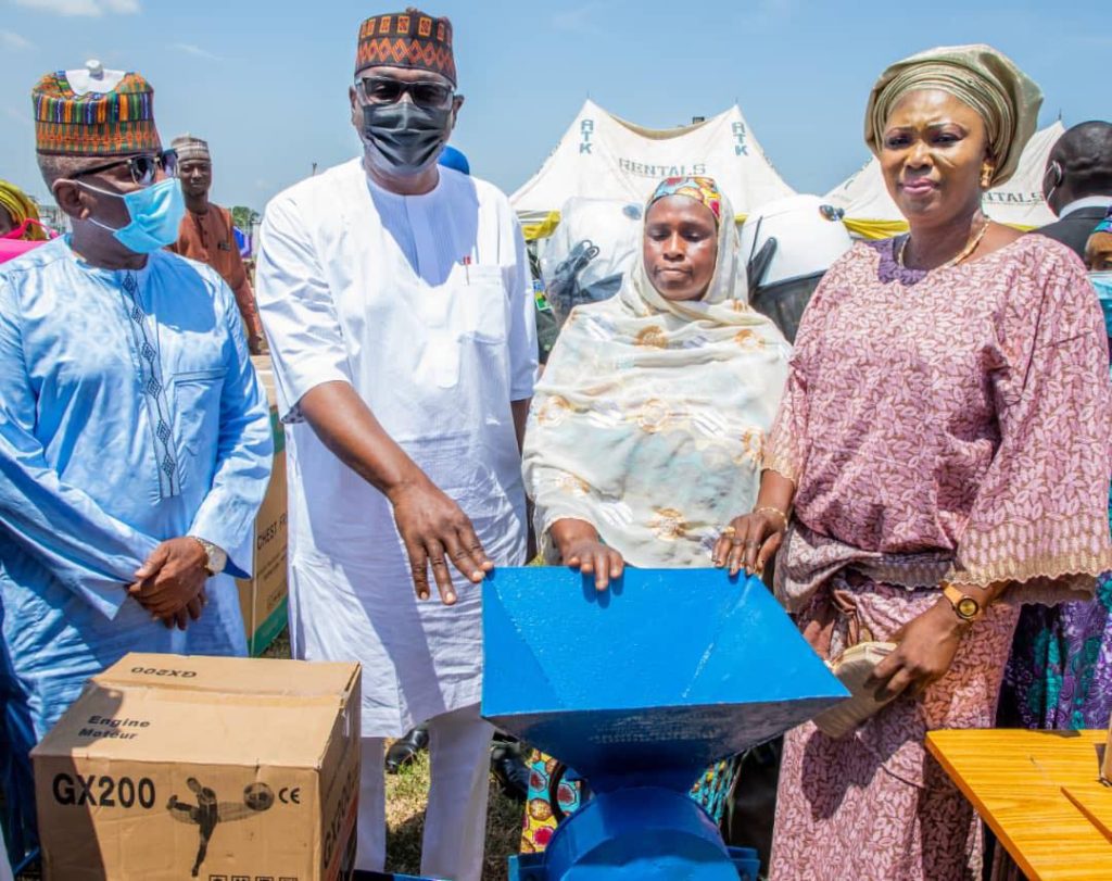 Kwara Governor Abdulrahman Abdulrazaq (2nd L) presenting the gifts
