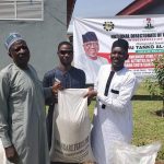Al-Makura distributes over 2,000 bags of fertilizer, cash to constituents