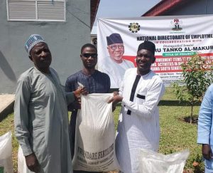 Al-Makura distributes over 2,000 bags of fertilizer, cash to constituents