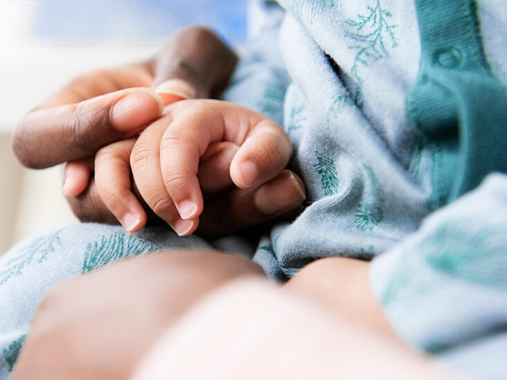 black_parent_and_child_holding_hands_closeup-732×549-thumbnail-732×549