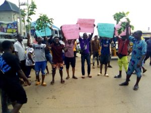 Some of the aggrieved residents demonstrated on the Upper Mission Extension Road in Benin City
