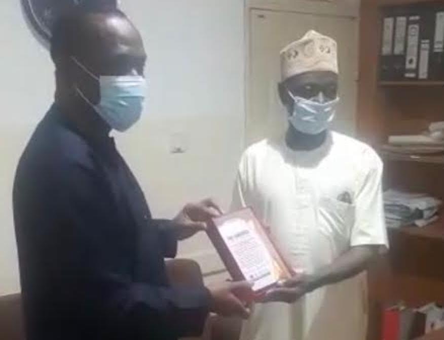 L-R: Emeka Offor receiving the award from Sabo Isiaku