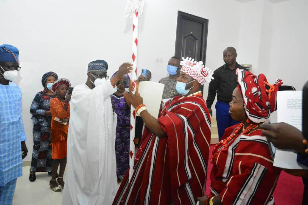 Deputy Governor Otunba Bisi Egbeyemi presenting the staff of office to the new monarch