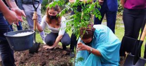 UN Deputy Secretary General Amina Mohammed (right), visits the Parque de la Libertad in San José, and together with young environmentalists, plants a tree and inaugurates the UN Plaza as a symbol of the organization’s commitment to the youth of Costa Rica and the world