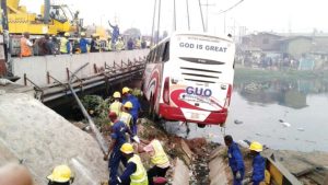 Bus-Plunges-696×392