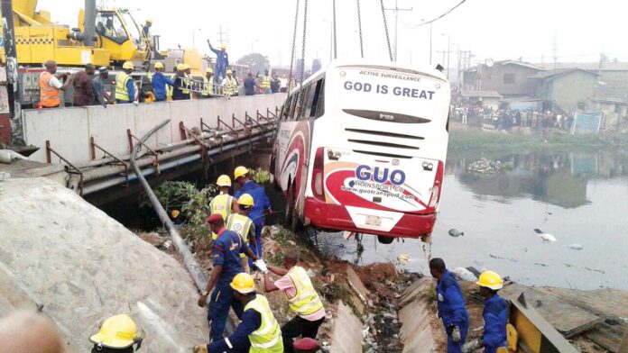 Bus-Plunges-696×392
