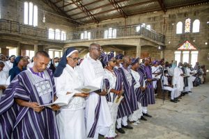 A cross section of friends and relatives at the Late Edward Oluyemi Ologunagba burial mass at Iwaro Oka, Ondo State (Dec 10, 2021)