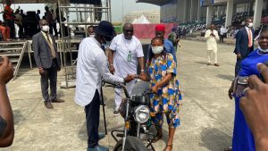 Sunny- Goli presenting the bike.