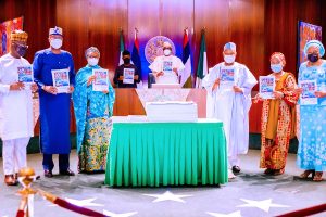 L-R: Minister of Finance, Budget and National Planning, Zainab Ahmed, Vice President Yemi Osinbajo, President Muhammadu Buhari, Governor Bagudu of Kebbi State, Perm Sec Finance Mrs Idowu and Mrs Sarah Alade at the launch of the 2021 – 2025 National Development Plan at the State House