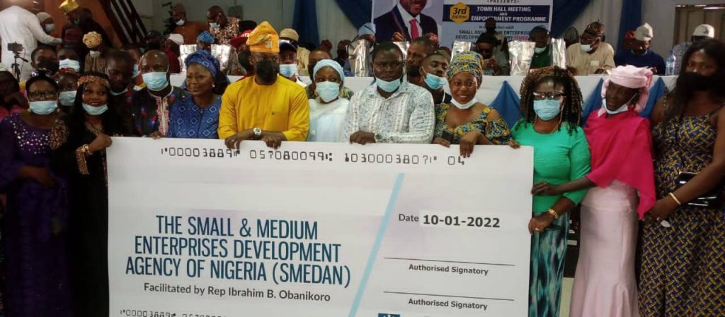 Lagos: Obanikoro awards student bursaries, trader cash grants to constituents