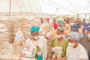 Osun govt distributes gari to 30,000 vulnerable as local producers laud initiative