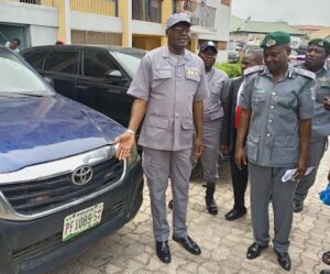 Area Controller, NCS, Ogun 1 Area Command, Bamidele Makinde, showing seized vehicles to newsmen