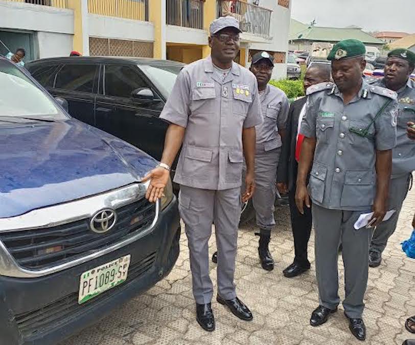 Area Controller, NCS, Ogun 1 Area Command, Bamidele Makinde, showing seized vehicles to newsmen
