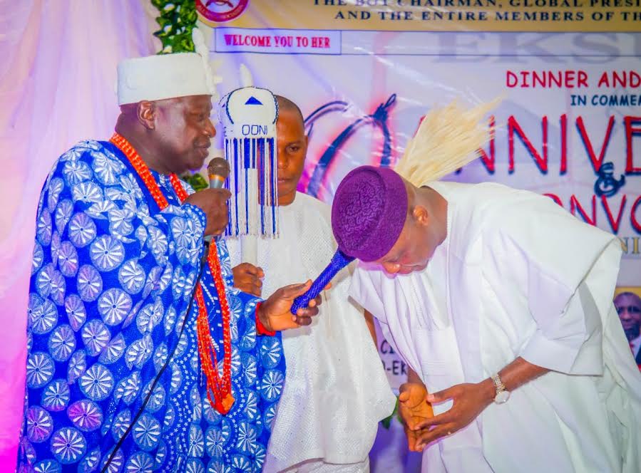 Representative of the Ooni Oba Adebisi Segun Layade praying for Oyebanji