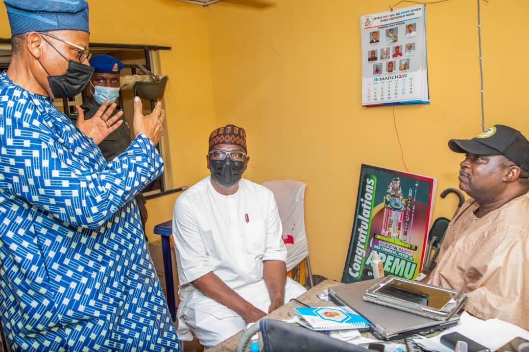 L-R: Kwara State APC Chairman Prince Sunday Fagbemi; Governor Abdulrahman Abdulrazaq and Olukoro of Koro Gen Oba Peter Olusegun Aremu (retd) during a courtesy visit to the palace of the Olukoro in Ekiti LGA on Monday