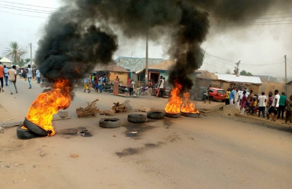 ABUJA-Angry-Youths-Block-Gwagwalada-Road-Over-Incessant-Kidnapping