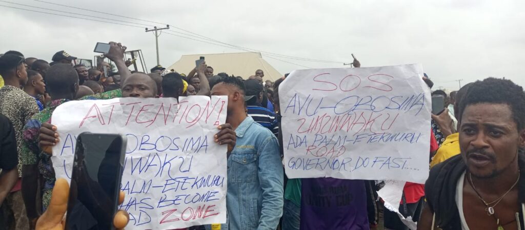 Youths block Owerri-Port Harcourt road as they protest bad roads in Imo