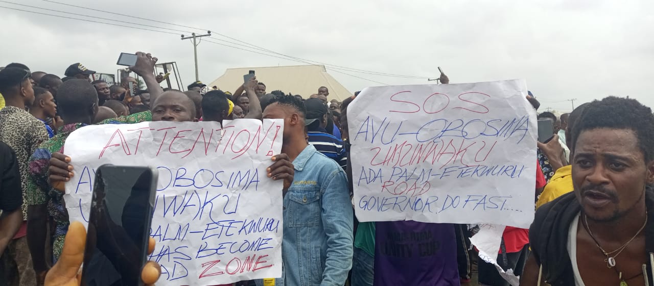 Youths block Owerri-Port Harcourt road as they protest bad roads in Imo