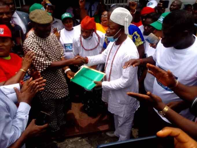 Chief Hope Erute, a chieftain of the People’s Democratic Party (PDP) in Delta State, presenting the Governorship form to Deacon Chris Iyovwaye in Warri