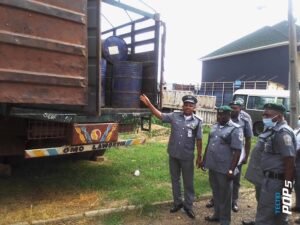 Customs Area Controller, Oyo/Osun Command, Babajide Jaiyeoba, showing contrabands intercepted from suspected smugglers to journalists in Ibadan, Oyo State on Monday