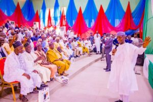 Vice-President-Yemi-Osinbajo-discussing-with-Jigawa-State-delegates-on-Saturday