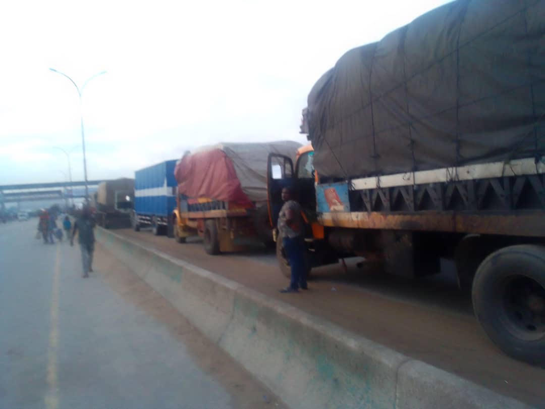 Tipper drivers block Onitsha bridgehead over extortion  
