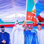 Watch-As-Bola-Tinubu-Struggles-To-Hold-APC-Flag