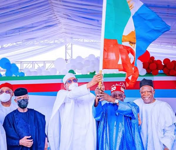 Watch-As-Bola-Tinubu-Struggles-To-Hold-APC-Flag