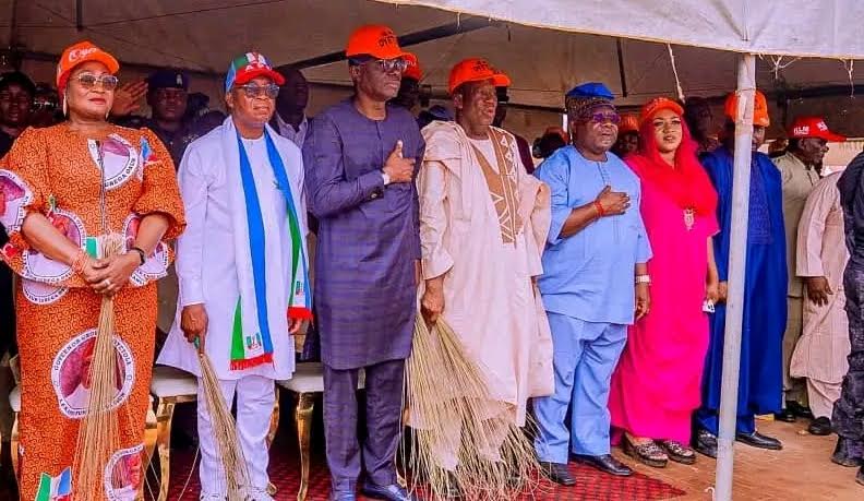 First Lady of Osun State Kafayat Oyetola, Governor Adegboyega Oyetola of Osun State, Babajide Sanwo-Olu of Lagos State, Abdullahi Ganduje of Kano State, APC Secretary, Senator Iyiola Omisore and other party stalwarts at Okuku, Odo-Otin Local Government of Osun, during the campaign for the reelection of Oyetola
