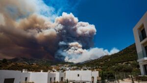 Europe heatwave: Deadly wildfires spread in Mediterranean