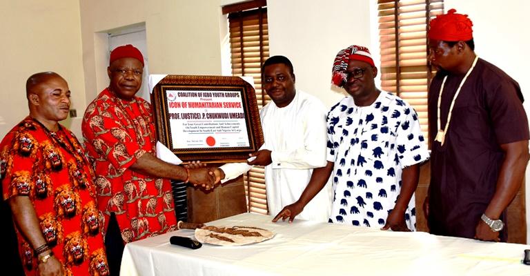 APGA Presidential candidatem Prof. Peter Umeadi (2nd left) receiving the Icon of Humanitarian Service Award from the Convener, Coalition of Igbo Youth Groups, Paschal Onyekamba, while others watch