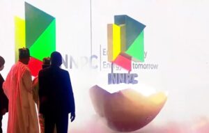 IJLn78CC-Presidnet-Buhari-middle-at-the-unveiling-of-NNPC-Limited